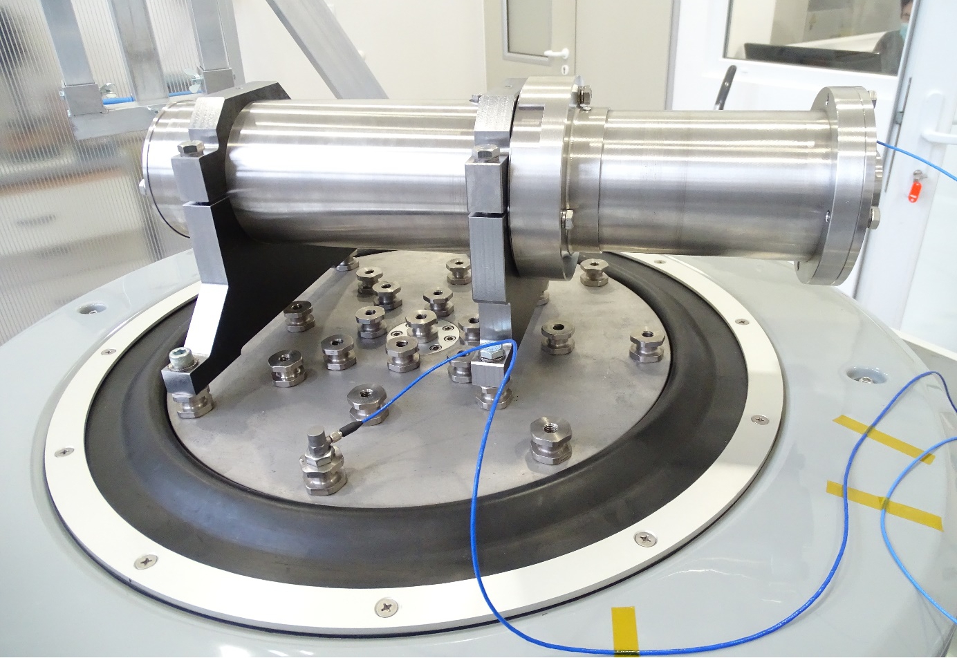 Model lens assembly fixed to the vibration table